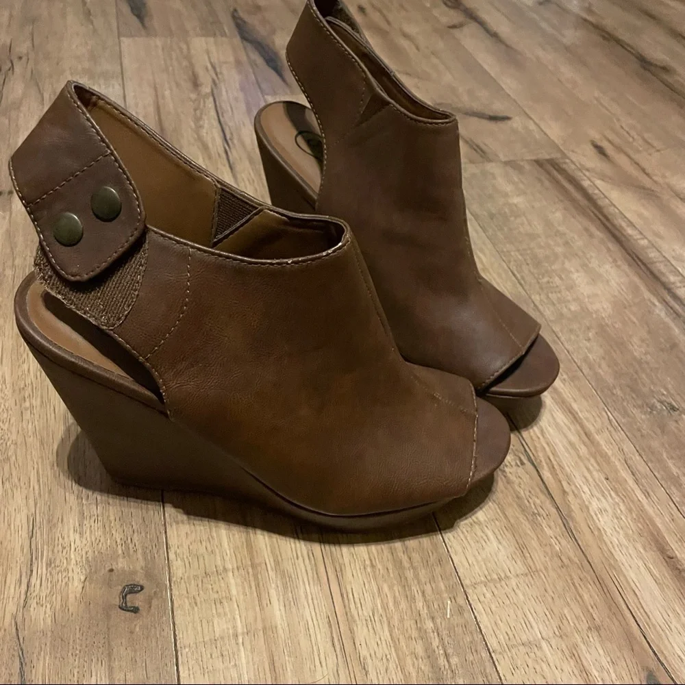 👡Candie’s peep toe wedges👡